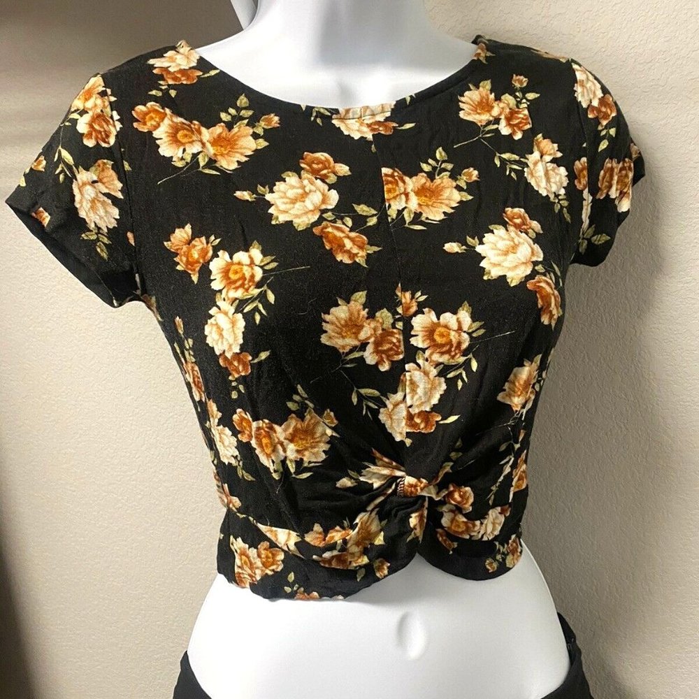 Floral Twist Stretch Cropped Top | Black Tan Roses